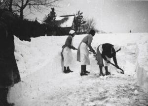 Photograph of North Road, Glossop in snow 1940