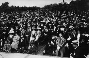 Photograph of crowds at the Grand Fete in Glossop Park 1911