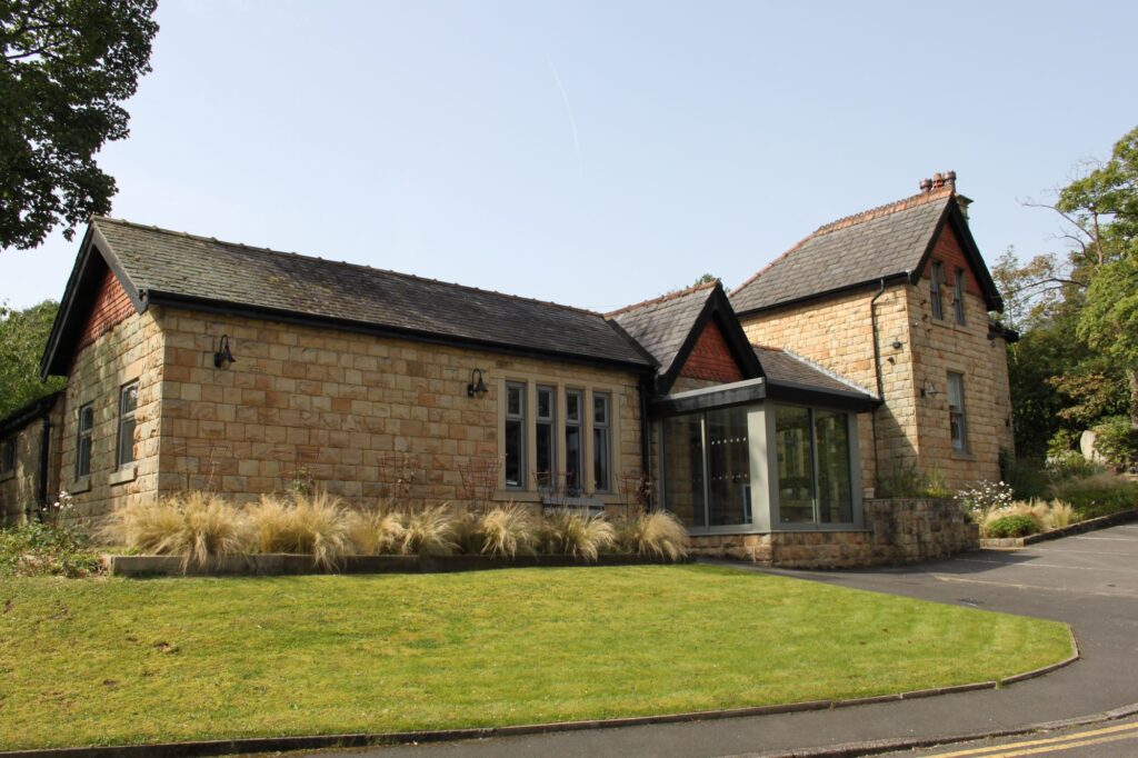 Photograph of the lodge at Reuben's Retreat, Glossop