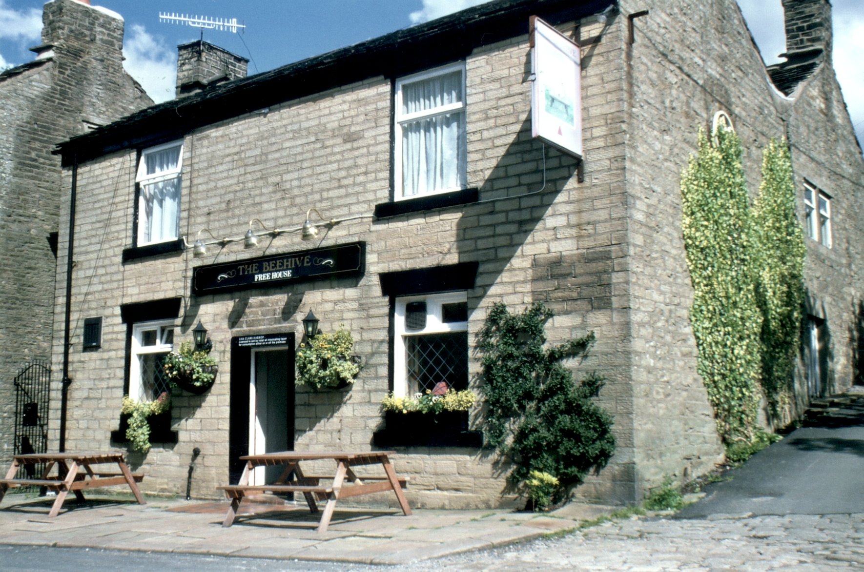 Photograph of the Beehive pub, Hague Street, Whitfield, Glossop